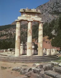 Utsikt över tholotemplet vid Athena Pronaias helgedom